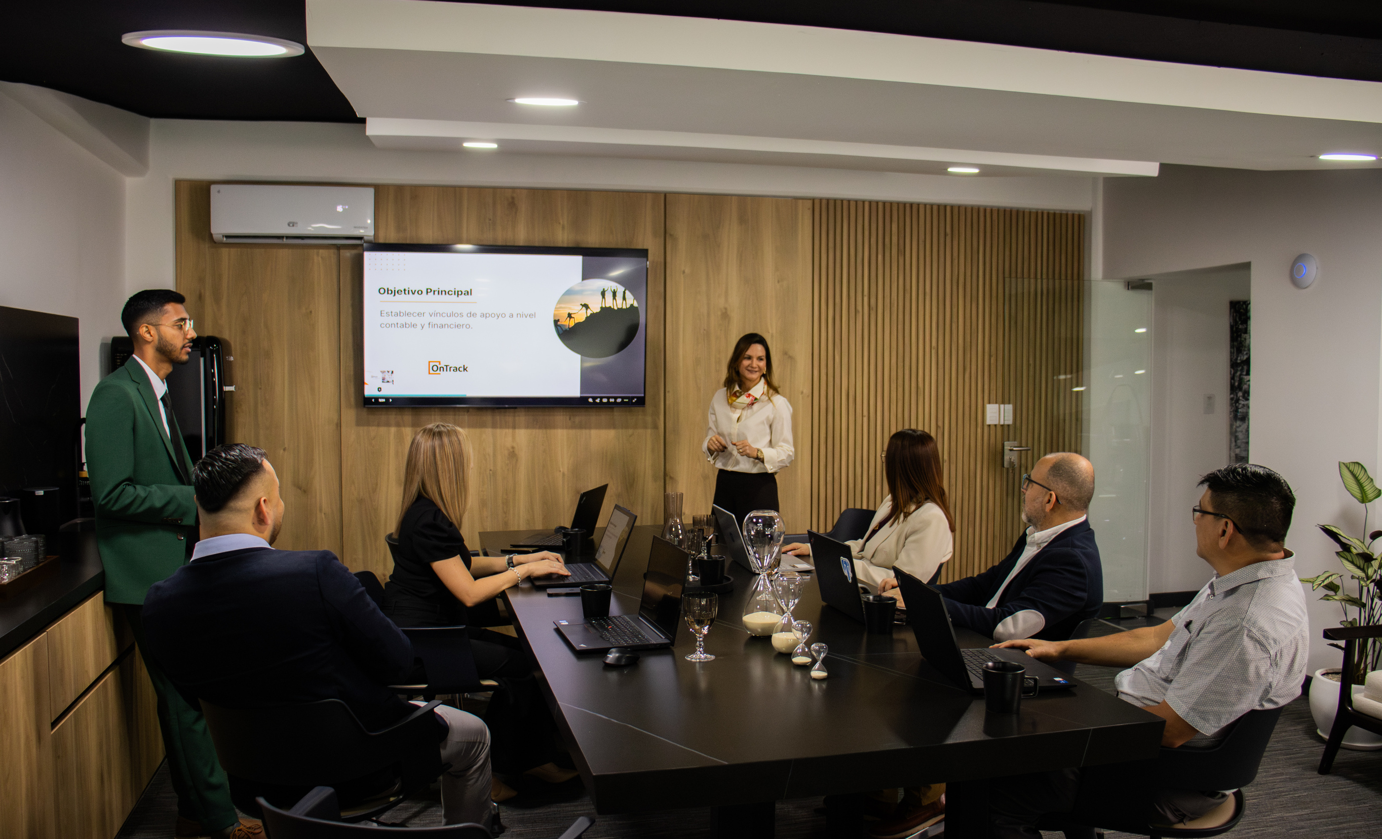 Equipo OnTrack trabajando en Impuestos en Costa Rica